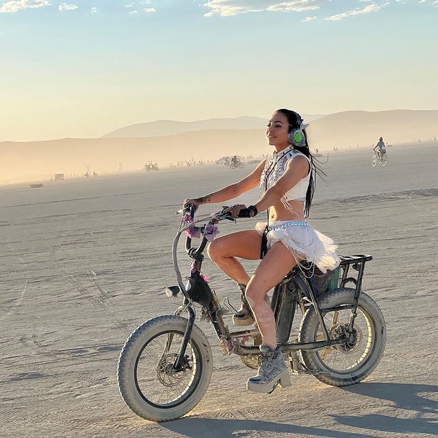 Девушки с фестиваля Burning Man-2023