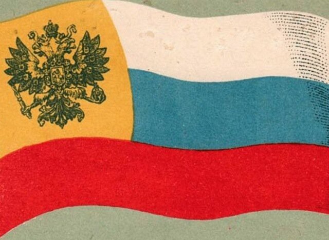 Все образовательные учреждения обязали вывешивать на зданиях государственный флаг России.