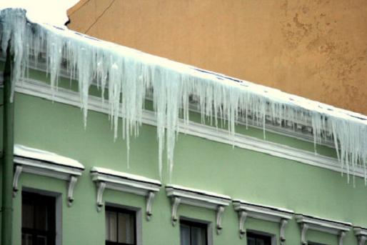 Неубранный снег и сосульки в Питере