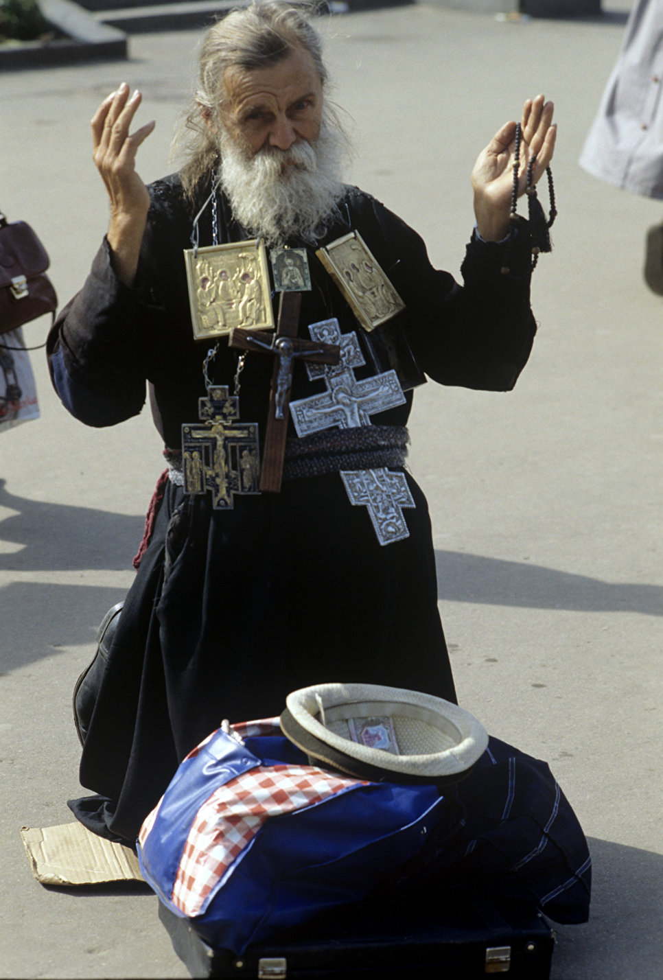 Попрошайки у храма