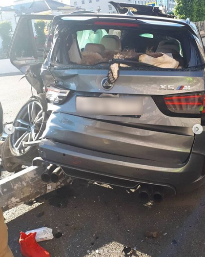 В центре Казани BMW снес десятки метров ограждений и столбы, машина полностью разбита