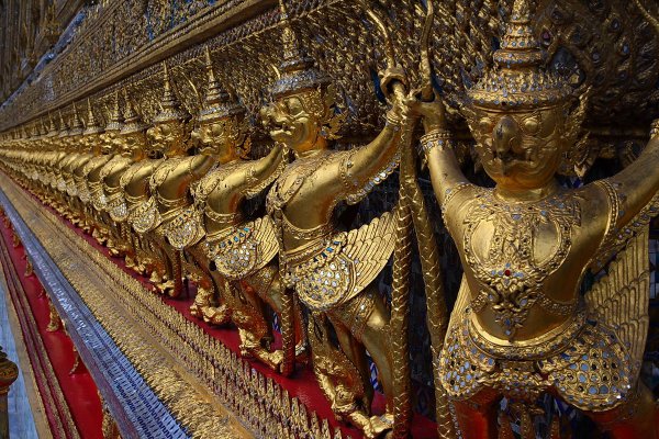 Шелковые дети под охраной гаруд