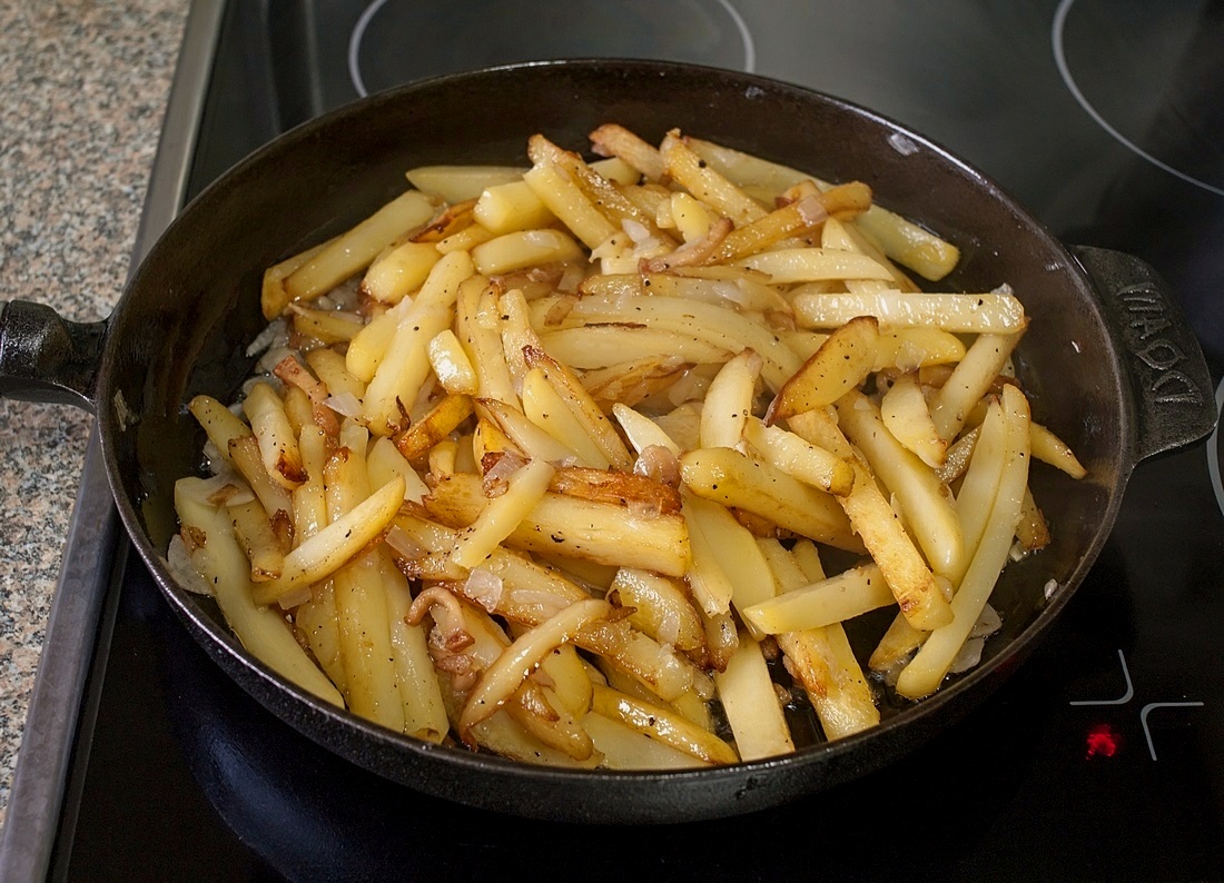 Жареная картошка была щедро посыпана пряными. Картошка на сковороде. Жареная картошка на сковороде. Жареная картошка домашняя. Жареная картошка с салом.