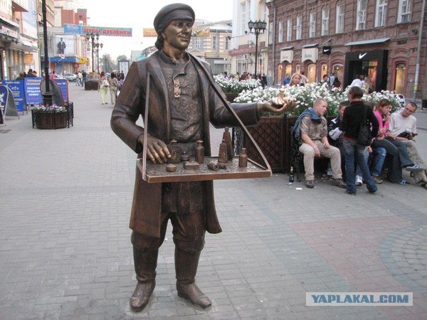Какие части на бронзовых статуях трут на счастье?
