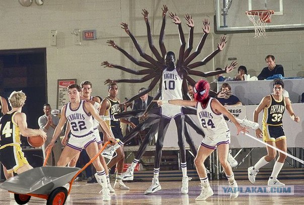 Он прикрывает кольцо или пугает соперников?