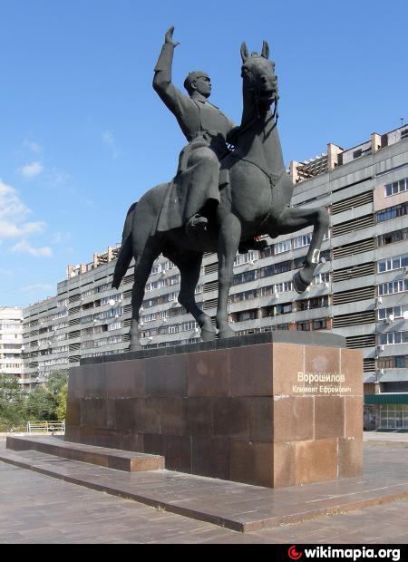 В Луганске открыли памятник Сталину