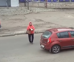 Женщина бросила авто посреди перекрестка, чтобы сбегать в магазин