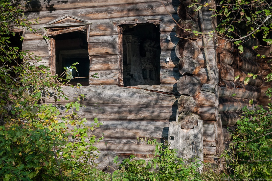 Тайны заброшенной деревни книга. Заброшенные деревни в приморском крае. Заброшенные деревенские дома внутри. Старинный сундук в доме. Заброшенные деревни в крыму.