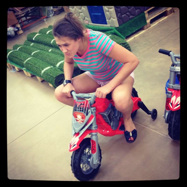 Дамочка гонщик на Lexus