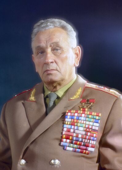 Почему у певцов ртом одни клички стали?