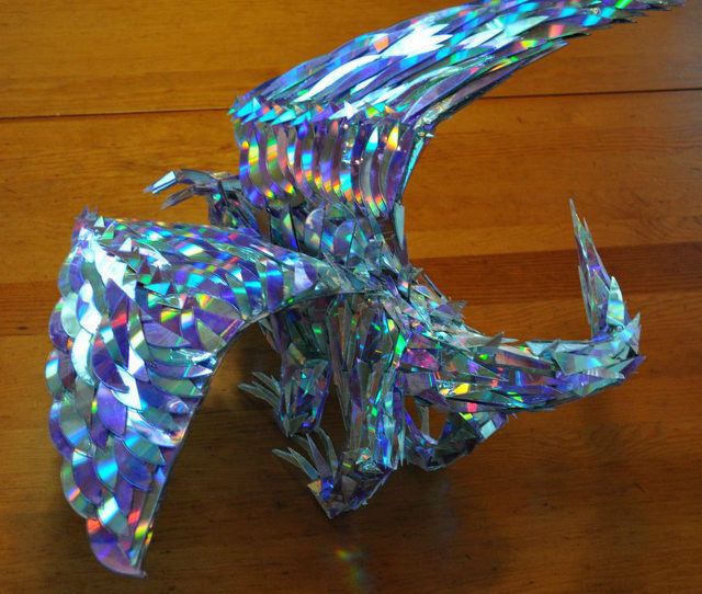 Скульптура дракона из разломанных CD-дисков