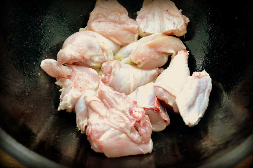 Цыпленок бройлер корнишон. Вареная курочка. Польза курицы инфографика. Бульон с курицей. Курица отварная целая.