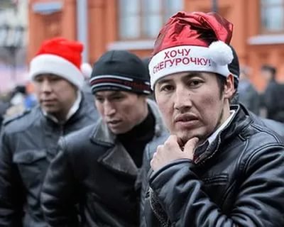 Полиция запретила женщине в кокошнике находиться на Красной площади
