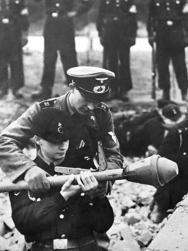 Злые Иваны поймали юного немца. 1945 г.