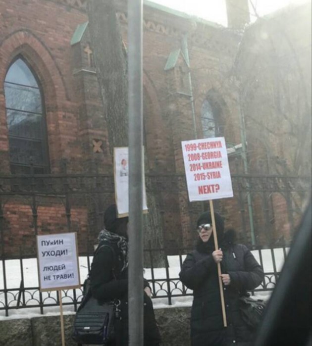 Тем временем в Хельсинки, напротив посольства РФ