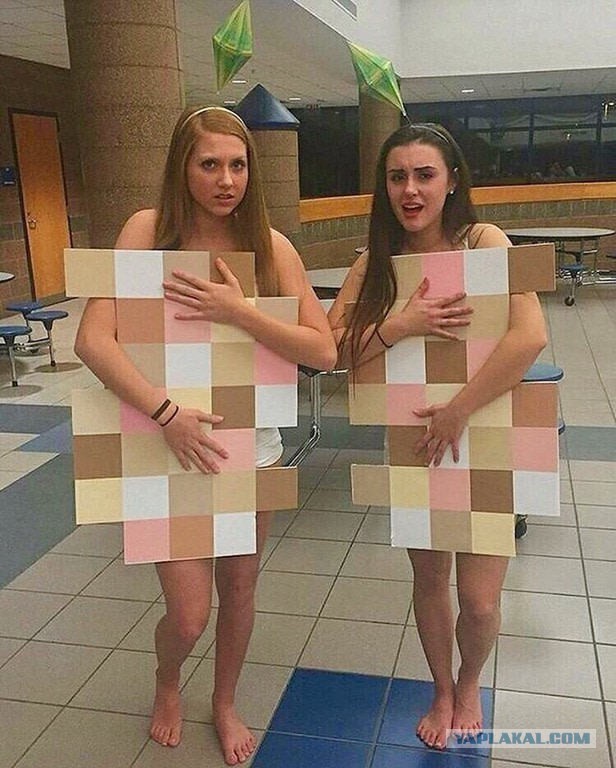 Недетский флешмоб: девушки выкладывают в соцсети голые фото из Диснейленда