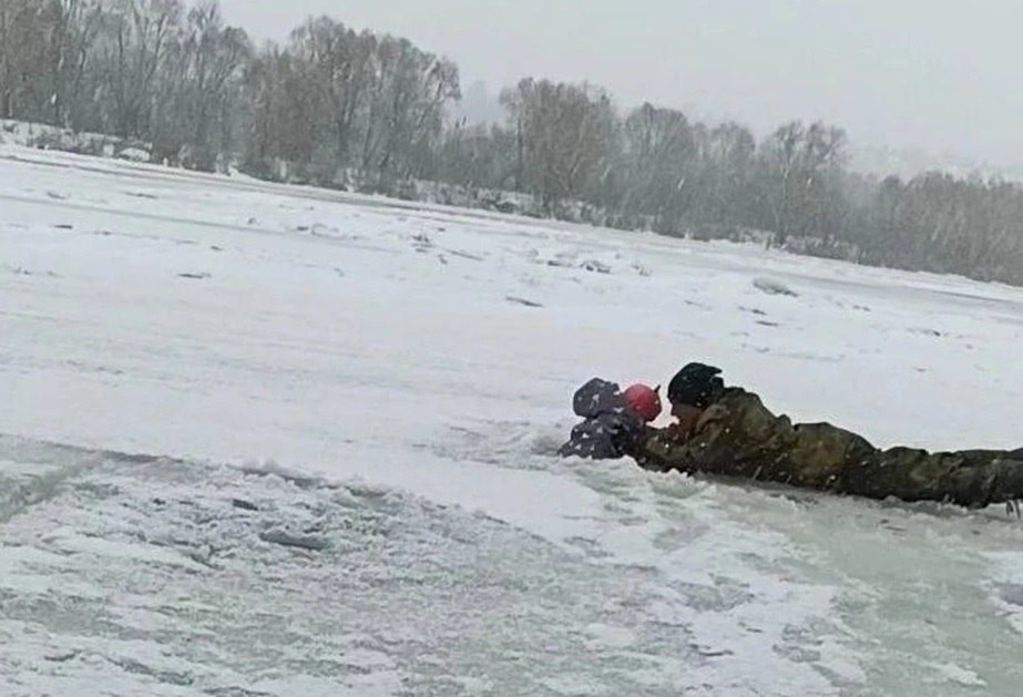 Прохожий спас 3-летнюю девочку, провалившуюся под лед в Нижнем Новгороде