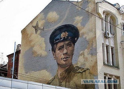 На стене дома Хармса в Петербурге появилось граффити с его портретом