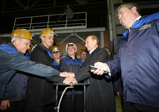 Путин пошутил над рабочим концерна «Калашников»