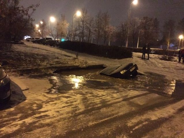 В Уфе легковушка целиком провалилась под землю