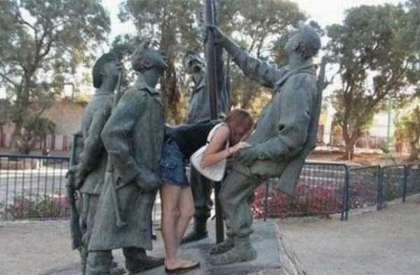 Как НЕ надо фотографироваться с памятниками.