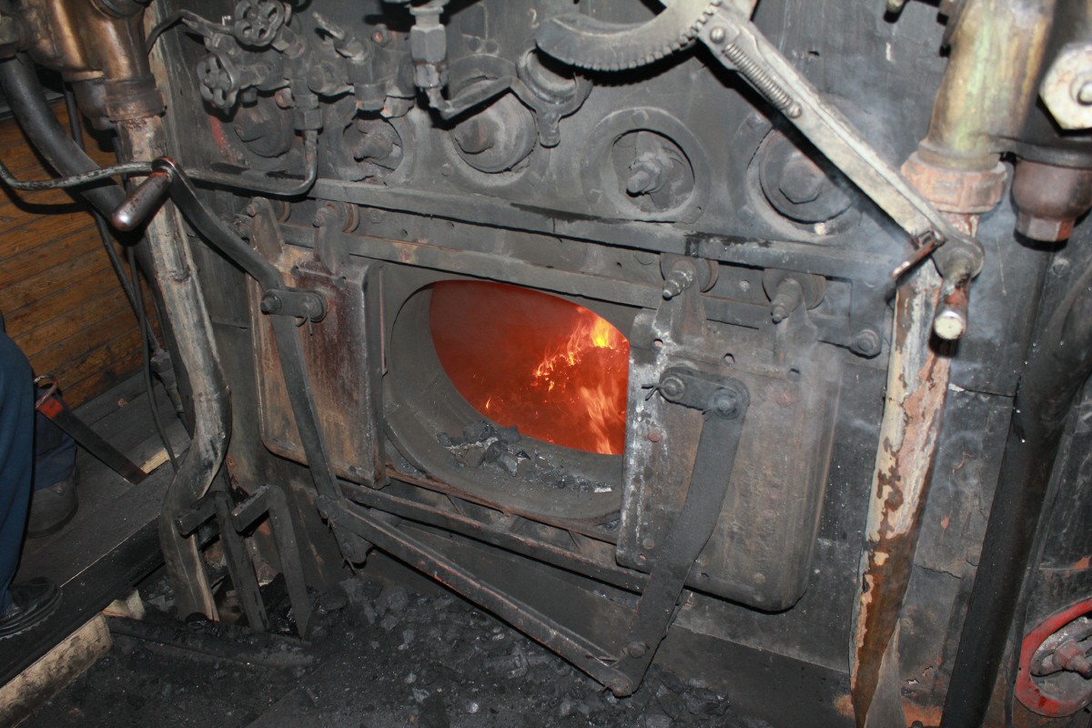 Банная печь паровоз. Топка котельной. Паровозная топка. Тмф печи паровоз. Паровозная печка 5 букв.