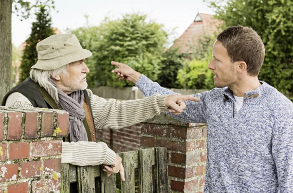 соседи спорят на улице возле забора