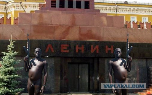 что у него в руках?