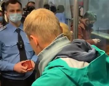 Стрим возвращения Навального из Берлина во Внуково