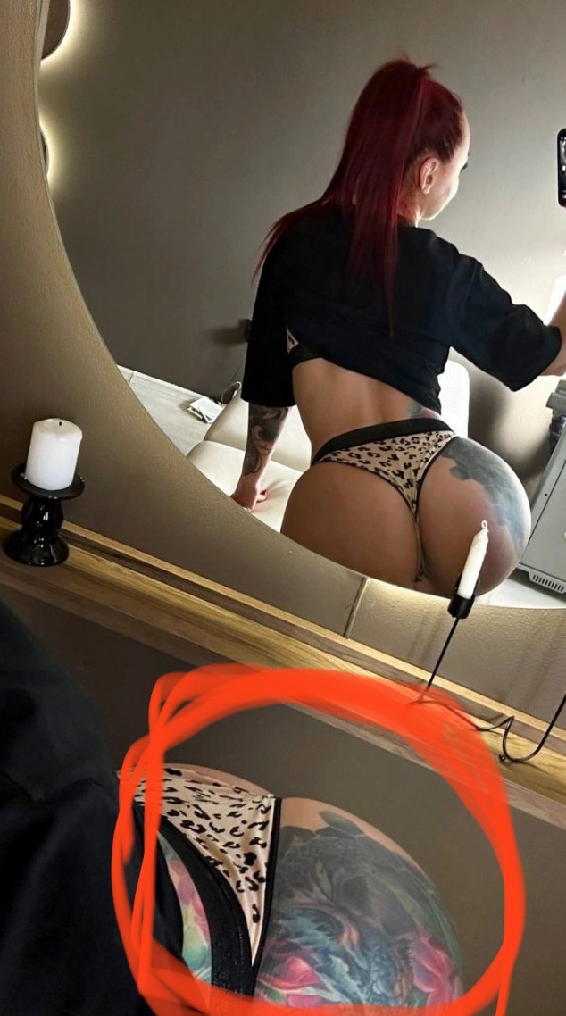 Фотокарточки анонимных девушек