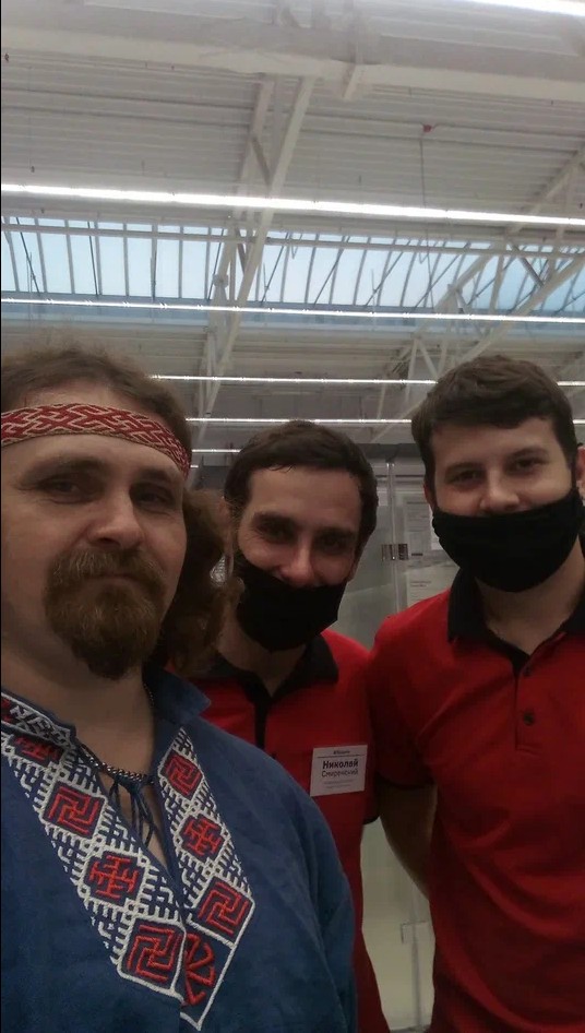 Почему русские не носят национальную одежду на улице?