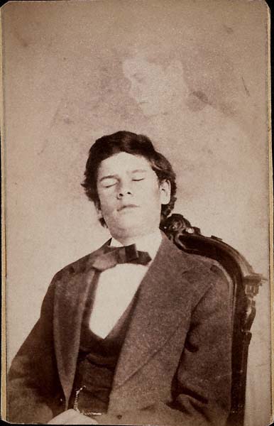 Призраки на фотографиях 19 века (12 фото)