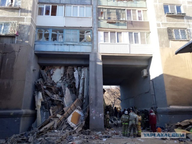 В Магнитогорске в результате взрыва газа обрушился подъезд дома
