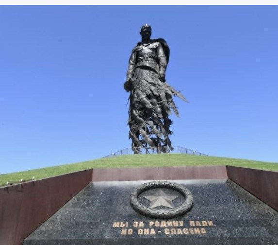 На набережной Карповки тайно открыли скульптуру «Печальный ангел» в память о погибших от коронавируса врачах