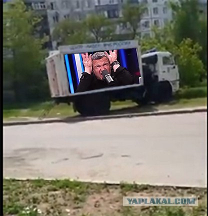 МЧС РФ запустило по улицам Мариуполя «прокачанные» автомобили — на них установили большие экраны с российскими каналами ТВ
