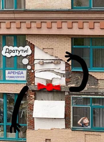 В ЖК «Алые паруса» облицовка фасада жилого дома обвалилась прямо на припаркованные машины