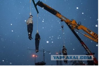 Приемного отца погибшей в Озерах девочки доставили в суд в каске и бронежилете