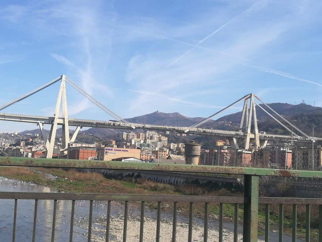 В Италии рухнул автомобильный мост, десятки людей погибли.