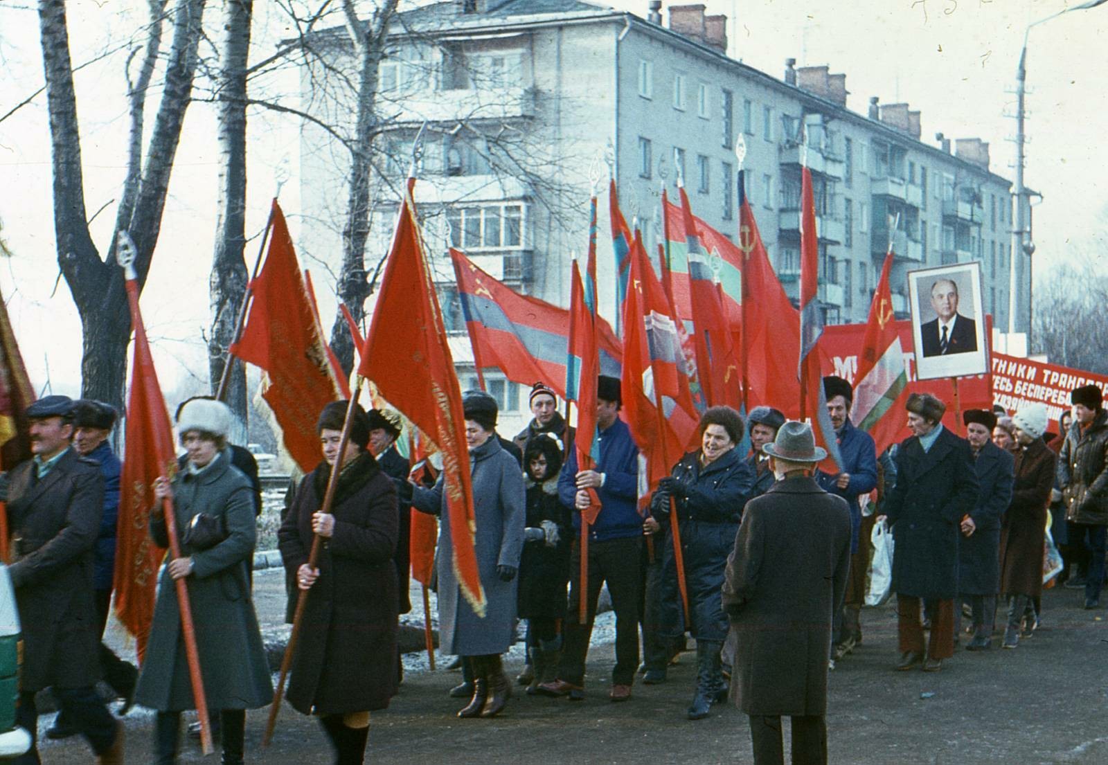 Октябрьской революции 387а. Парад Октябрьской революции 1991. Революции конца 80-х годов.. Демонстрация 7 ноября в СССР. "Бархатные революции" конца 80-х годов.