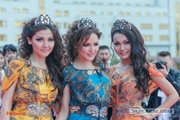 Спели народную казах песню с голыми ногами