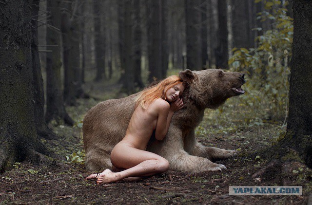 Девушки с дикими животными