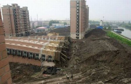 Дом, рухнувший во время землетрясения на Тайване, был построен из банок масла