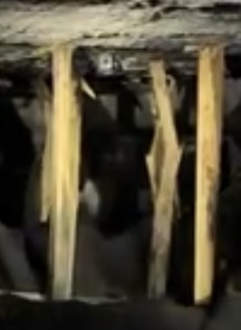 Звуки, которые издают деревянные балки перед обвалом в шахте.