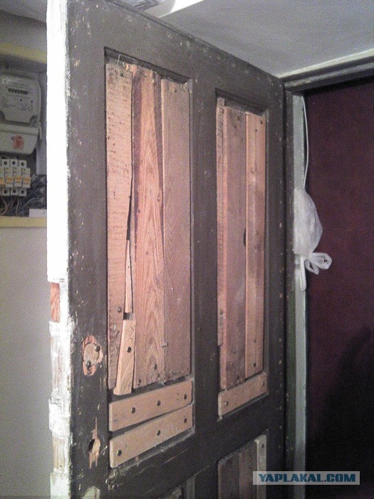 Деревянное дверное полотно дёшево и сердито.