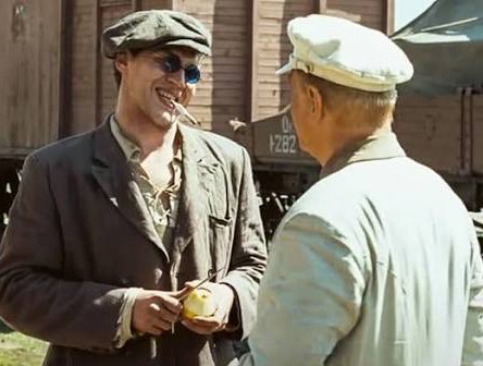 Идёшь такой в 1930 году по тротуару, встречаешь товарища Сталина с товарищем Кировым