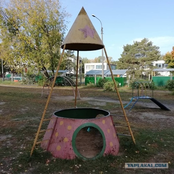 В западных соцсетях завирусился кадр с гигантской ракетой прямо во дворе — речь о памятнике «Союз-У» в Байконуре