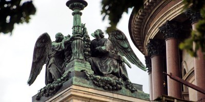 Почему у Исаакиевского собора в туман иногда светится один ангел?