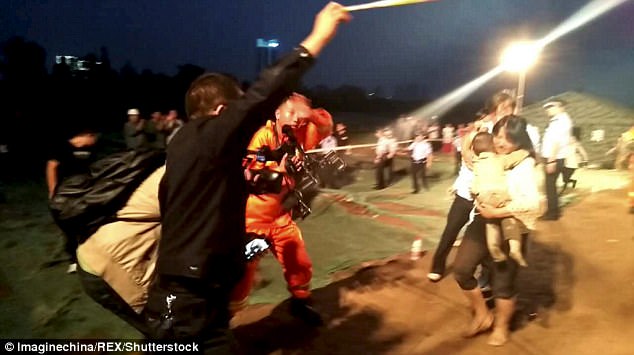 В Китае более 10 экскаваторов спасали ребёнка, упавшего в 50-метровую скважину