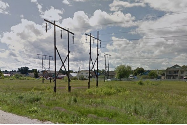 Кадры установки второй временной опоры ЛЭП с помощью вертолёта под Мурманском.