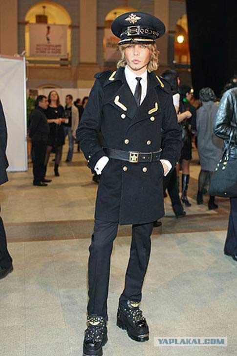 На нем одето пальто. Спортивная форма в детском саду. Игра одень футболиста. Дети в модной одежде в школе. Галстук история возникновения.